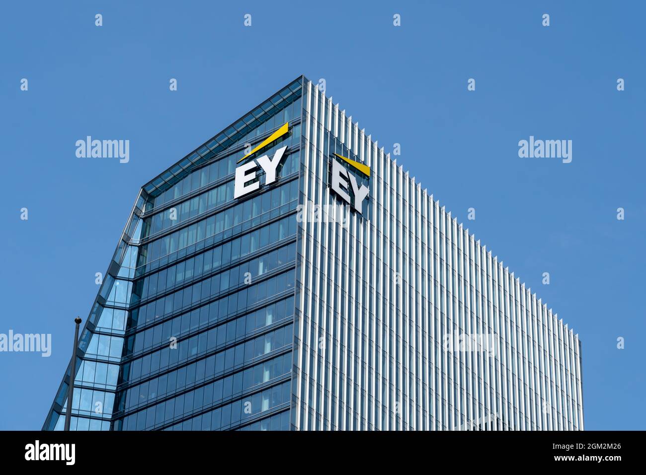 Toronto, Canada-le 25 août 2021 : Tour EY au centre-ville de Toronto. Banque D'Images