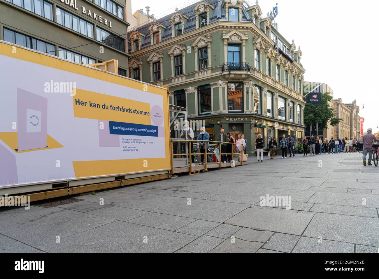 Oslo, Norvège. Septembre 2021. Vue des personnes alignées devant le bureau de vote du centre-ville pour les élections de 2021 Banque D'Images