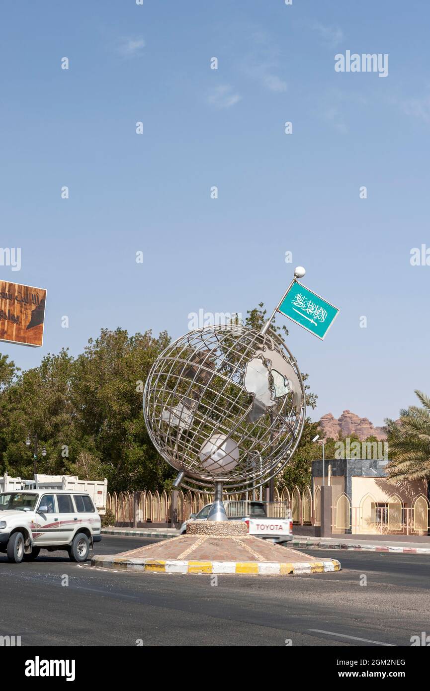 Monument globe sur un rond-point à Alula en Arabie Saoudite Banque D'Images