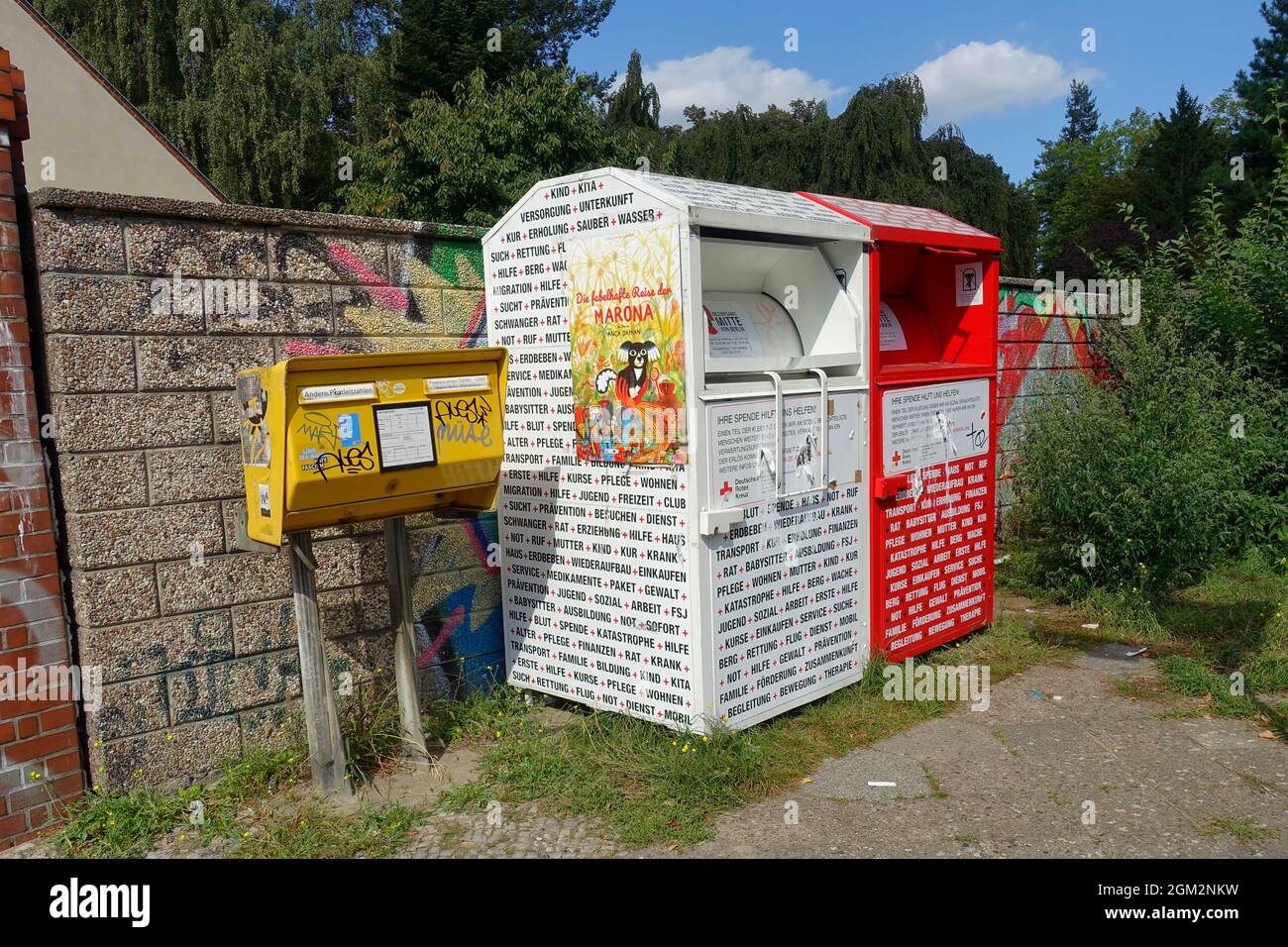 Boîtes de collecte Croix-Rouge allemande pour les vêtements usagés à Berlin Banque D'Images