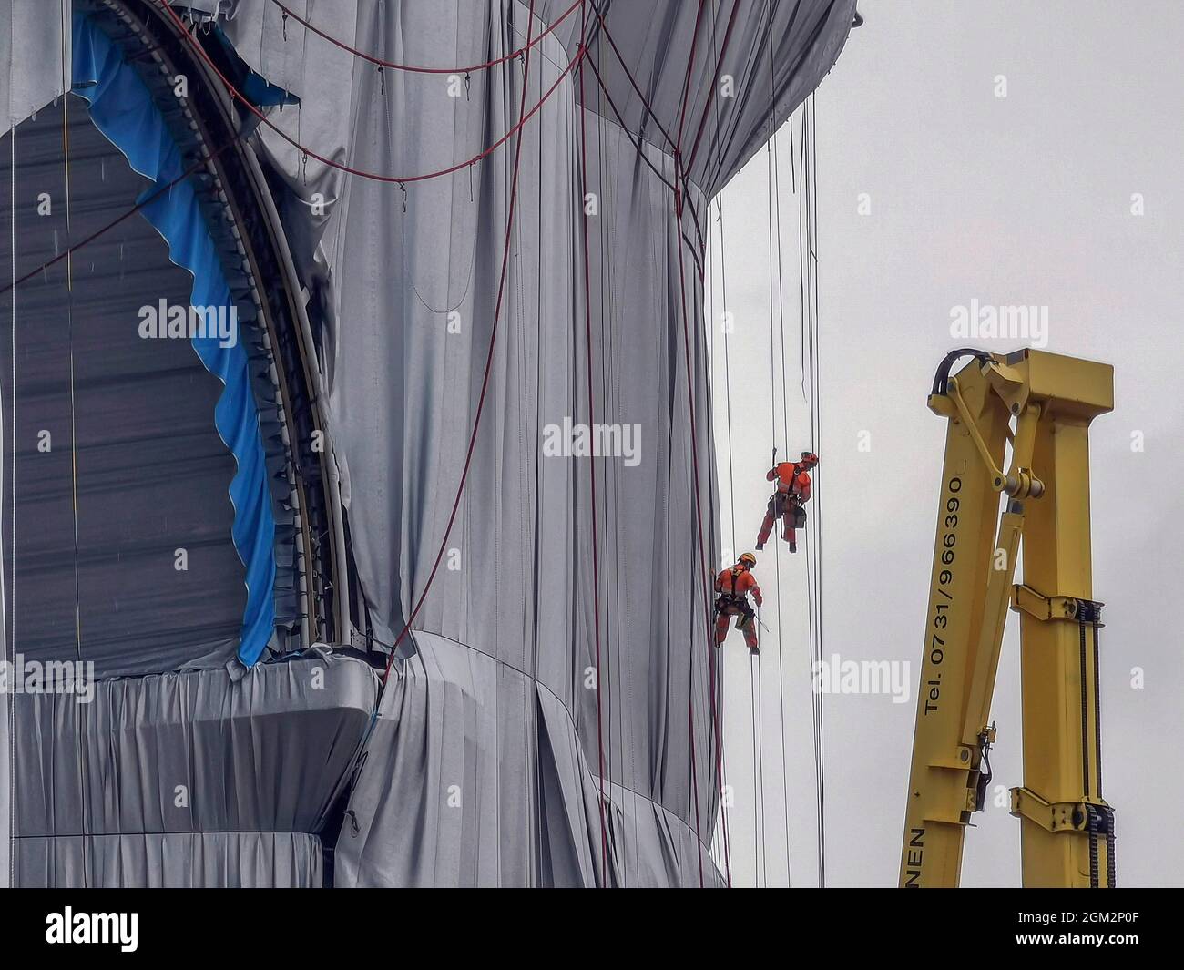 France, Paris, le 14 septembre 2021 : l'Arc de Triomphe est enveloppé dans 25,000 mètres carrés de polypropylène recyclable bleu argenté, et avec Banque D'Images