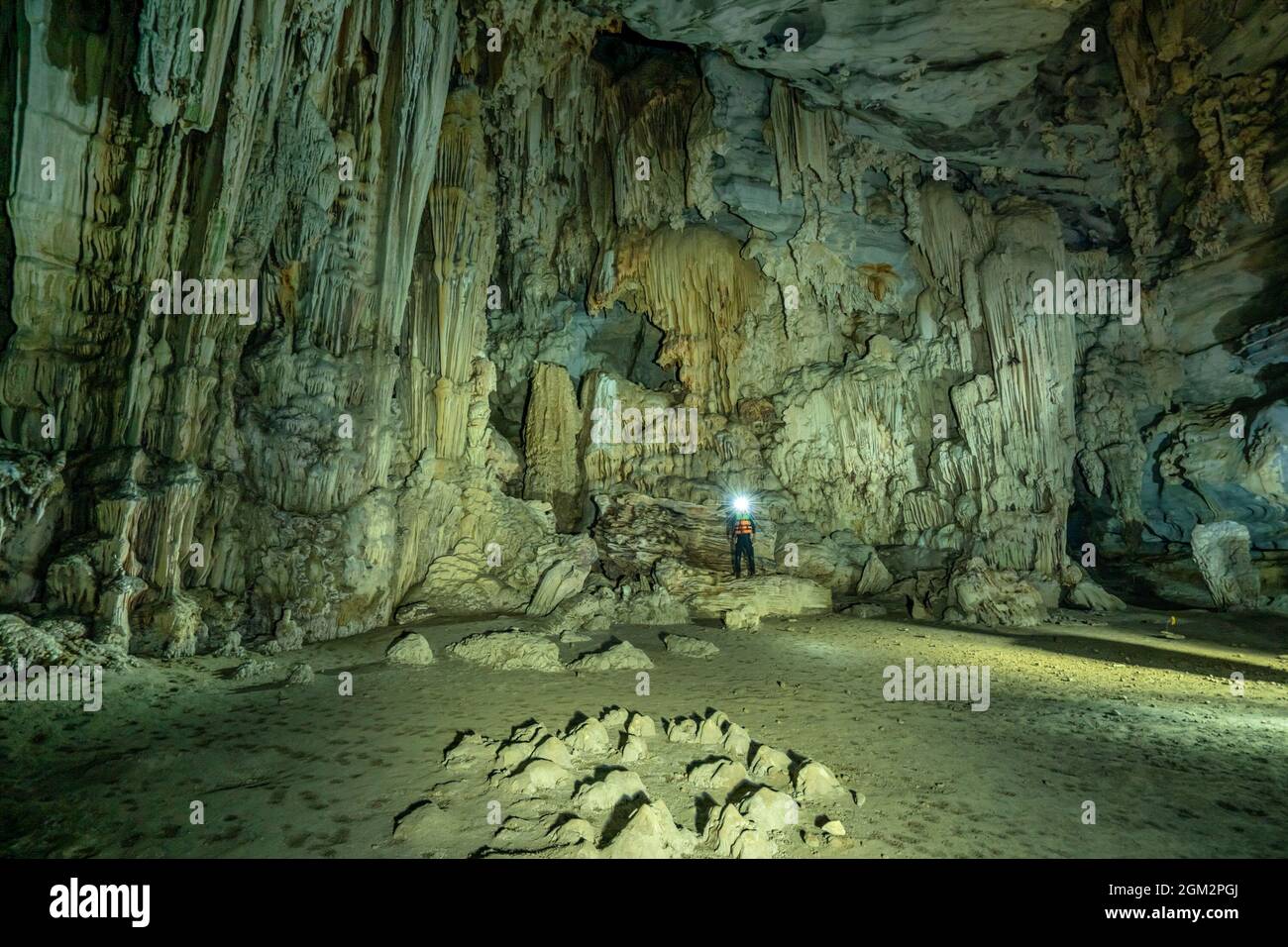 Visite d'exploration de la grotte de tu LAN, Quang Binh, Vietnam Banque D'Images