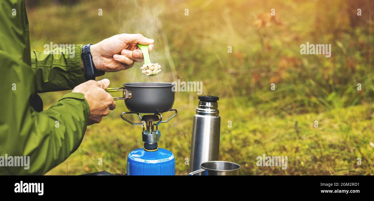 préparation de la nourriture à l'extérieur sur brûleur à gaz. matériel de cuisine de camping. espace de copie Banque D'Images