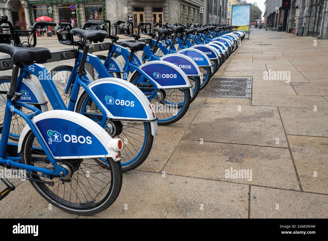 Oslo, Norvège. Septembre 2021. Location de vélos sur un trottoir dans le centre-ville Banque D'Images