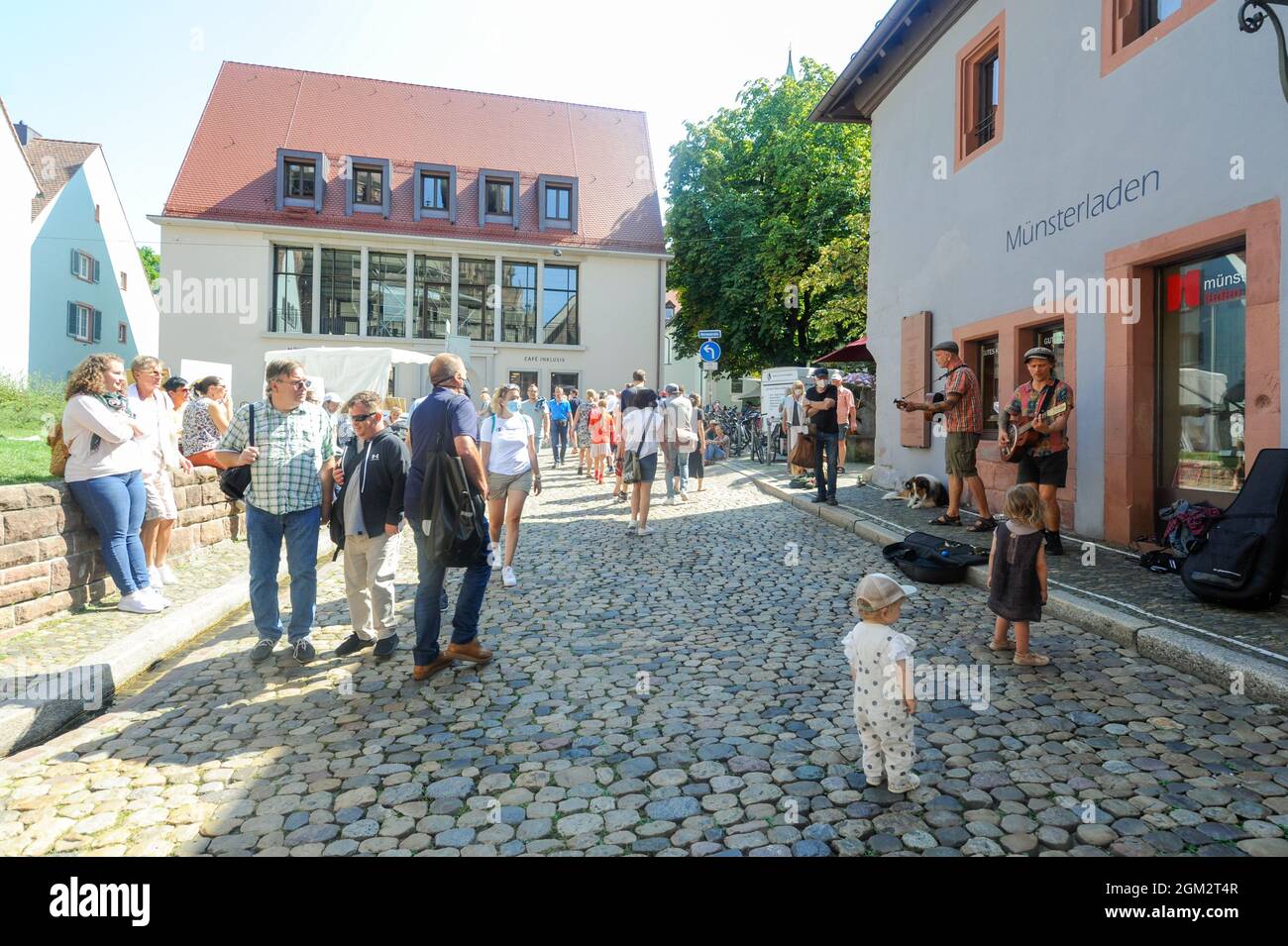 Freiburg im Breisgau, 4 septembre 2021 : en face de la Münsterladen sur la Münsterplatz, deux musiciens divertissent les visiteurs venus de la mar Banque D'Images
