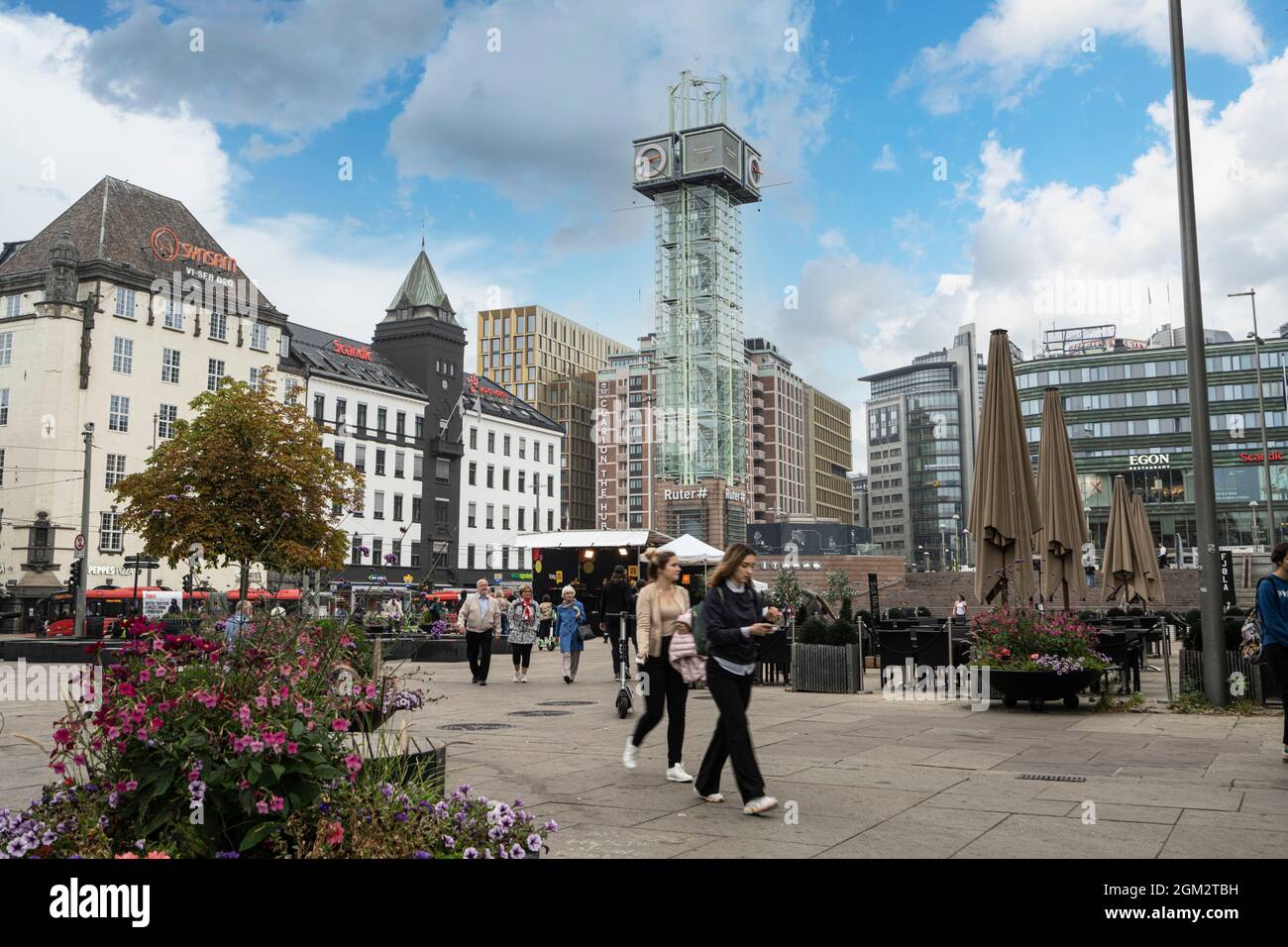 Oslo, Norvège. Septembre 2021. La tour de l'horloge dans la place devant la gare centrale dans le centre-ville Banque D'Images