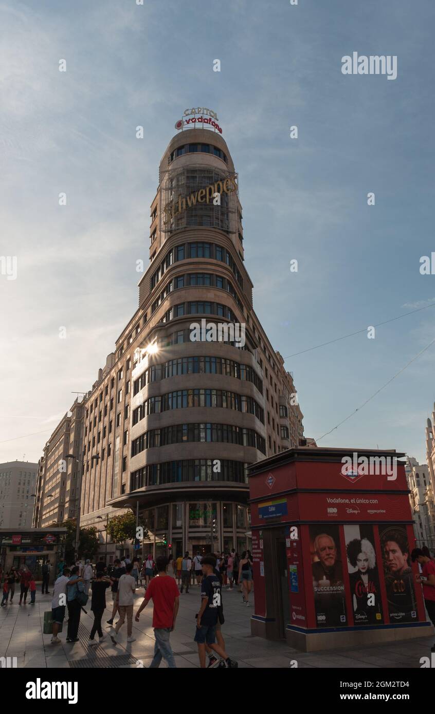 Madrid, Espagne ; 5 septembre : vue sur le bâtiment Art déco Carrion depuis le métro Plaza Callao, dans la lumière du soir. Au milieu du déclin de COVID Banque D'Images