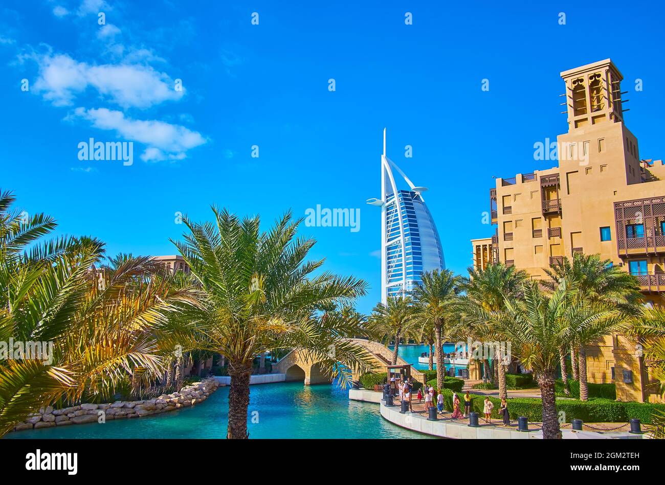 Les ruelles vertes, qui s'étendent le long des canaux du marché Souk Madinat Jumeirah, sont parfaites pour observer Burj al Arab, Dubaï, Émirats Arabes Unis Banque D'Images