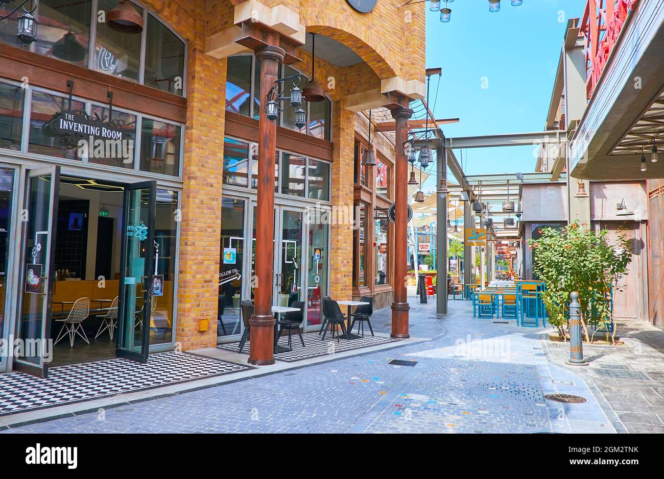 DUBAÏ, Émirats Arabes Unis - 4 MARS 2020 : le quartier moderne du quartier des boutiques et des restaurants de la mer, avec de nombreux cafés, restaurants et magasins intéressants Banque D'Images