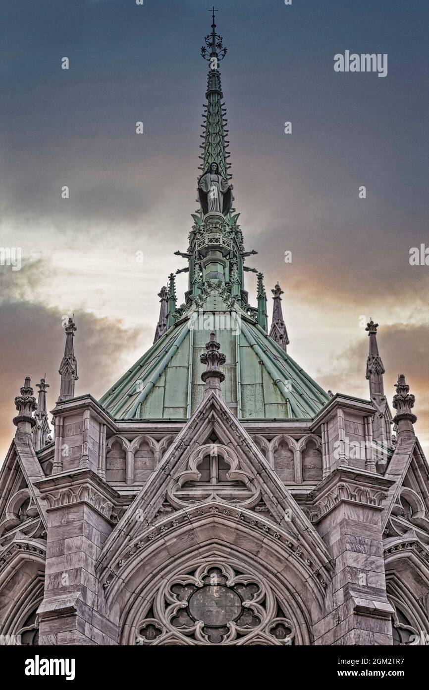 Cathédrale Saint-Patrick de New York - vue arrière de la cathédrale Saint-Patrick Steeple et exemple de style architectural gothique emblématique de l'Amérique. Ouvert Banque D'Images