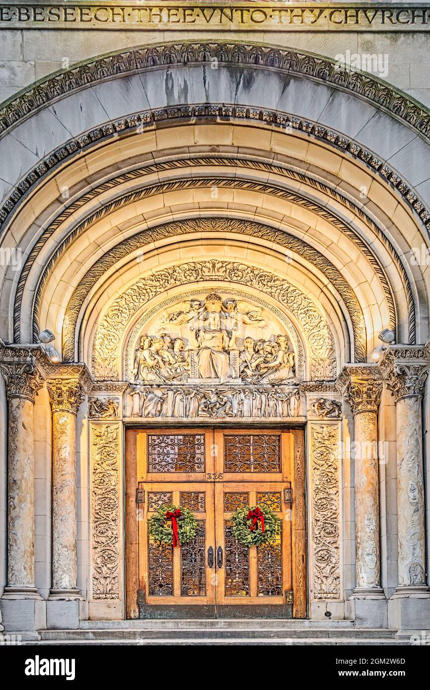 Vue sur les détails architecturaux du renouveau roman et de l'architecture du renouveau byzantin de l'une des entrées de l'église emblématique. S Banque D'Images