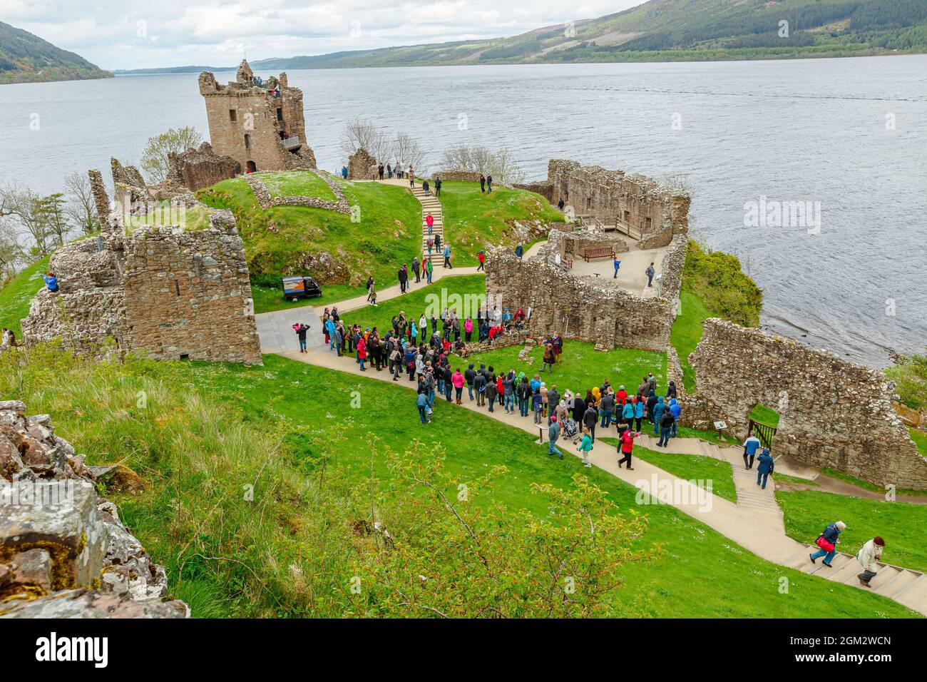 Loch Ness, Écosse, Royaume-Uni - 24 mai 2015 : touristes visitant le château d'Urquhart au bord du lac Loch Ness. Visité pour la légende du Loch Ness Banque D'Images