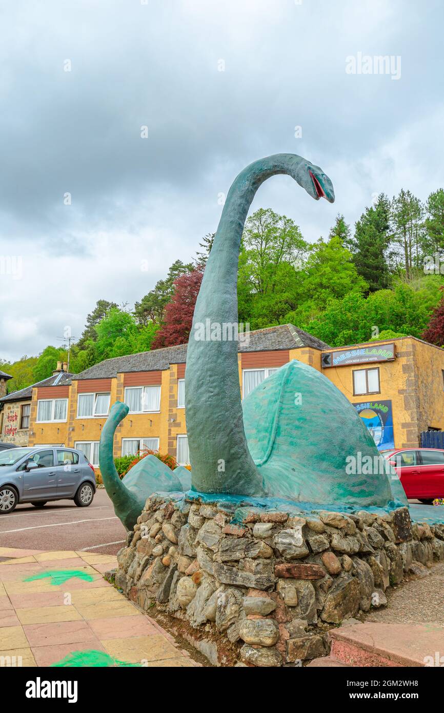 Loch Ness, Écosse, Royaume-Uni - 24 mai 2015 : statue de dinosaure de Nessie au centre d'exposition Loch Ness. Légendaire monstre de lac du Loch Ness. Banque D'Images