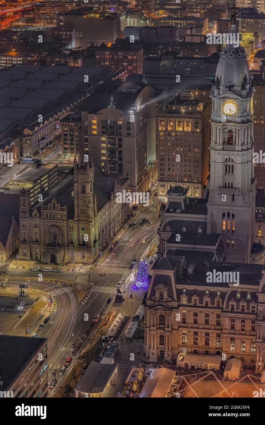 Philadelphie d'en haut - vue d'en haut vers le centre-ville avec l'hôtel de ville historique de Philadelphie, le Notary Hotel le temple maçonnique pour n'en nommer que quelques-uns pendant Banque D'Images