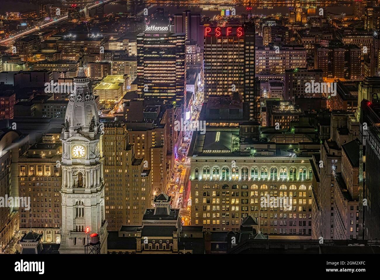 Philly PA Skyline - vue sur le centre-ville avec l'hôtel de ville historique de Philadelphie, les PSF et l'horizon illuminé de Philadelphie depuis le haut. SLA Banque D'Images