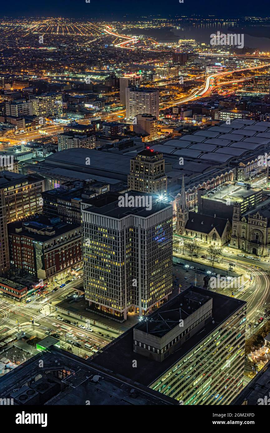 Philadelphie d'en haut - vue d'en haut vers le centre-ville avec l'hôtel de ville historique de Philadelphie, le Notary Hotel le temple maçonnique pour n'en nommer que quelques-uns pendant Banque D'Images