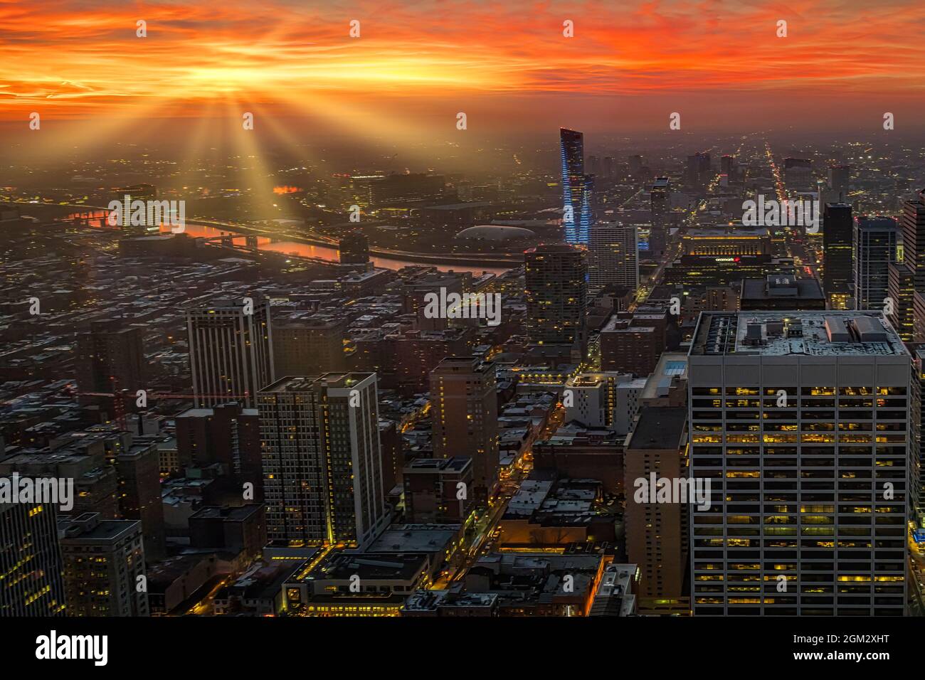 Vue d'en haut de Philadelphie - vue sur la ligne d'horizon de Philadelphie pendant le coucher du soleil. Les couleurs chaudes du soleil se reflètent sur les eaux du Schuyl Banque D'Images
