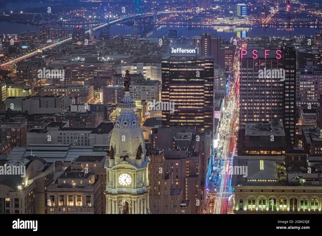 Crépuscule de Philadelphie depuis le haut - vue sur le centre-ville avec l'hôtel de ville historique de Philadelphie, les PSF, et le pont Benjamin Franklin. Ben Frankli Banque D'Images