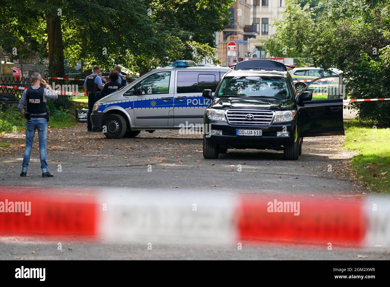 Leipzig, Allemagne. 16 septembre 2021. Les policiers ont sécurisé une zone sur l'Elstermühlgraben près d'une école de Leipzig. Un éventuel engin explosif a été trouvé sur les lieux et l'école primaire voisine a été évacuée. Le pourboire de l'appareil venait de l'école élémentaire. Au départ, on ne pouvait pas savoir exactement quel était l'objet. Credit: Peter Endig/dpa-Zentralbild/dpa/Alay Live News Banque D'Images