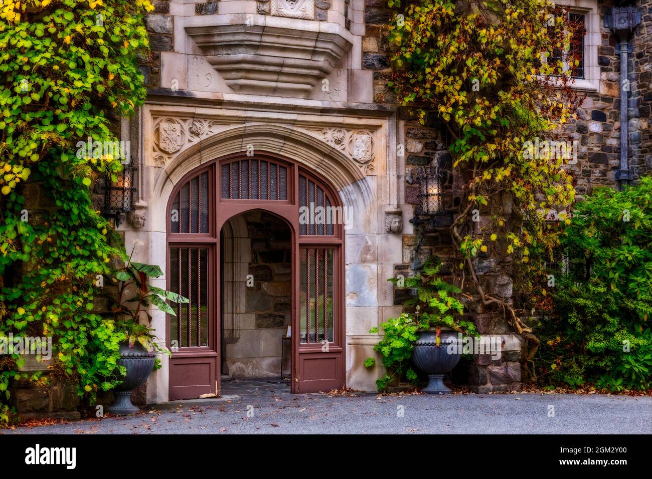 Entrée au château - vue sur une structure éclectique de style architectural de style gothique tardif à Renaissance. Cette image est également disponible en couleur Banque D'Images