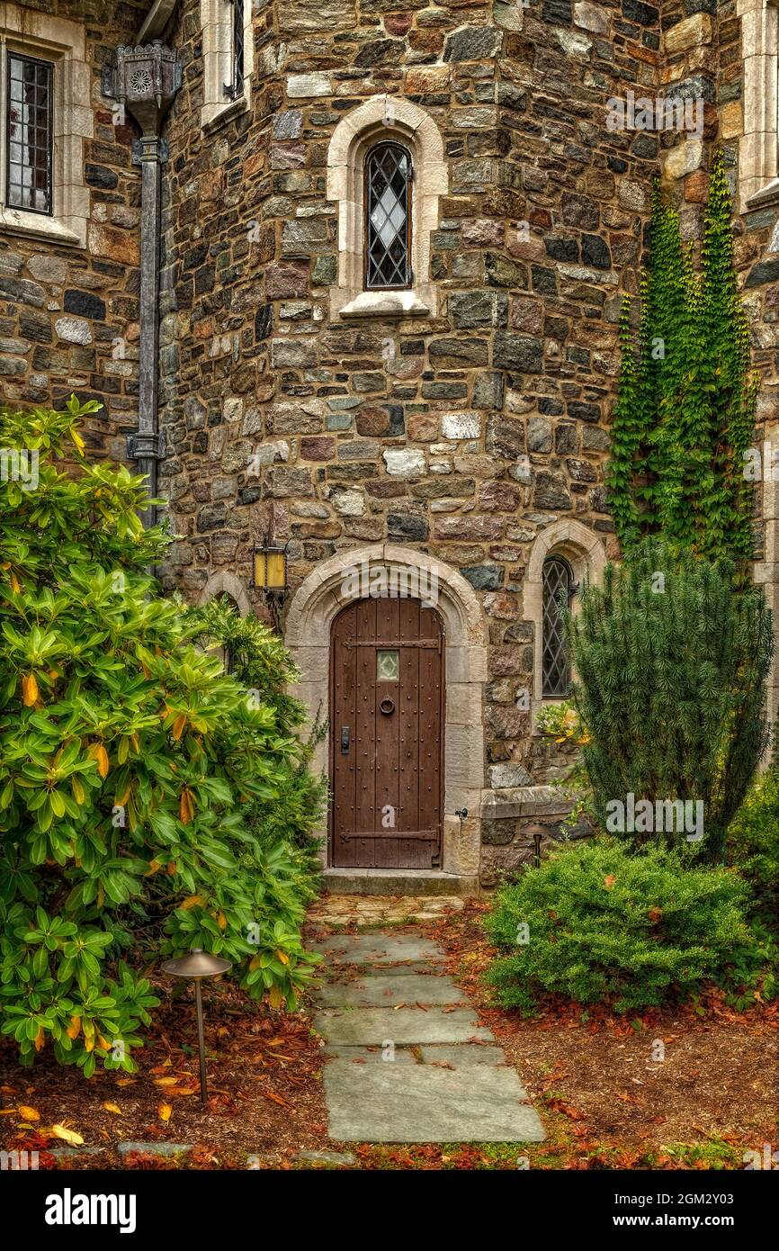 Entrée au château - vue sur une structure éclectique de style architectural de style gothique tardif à Renaissance. Cette image est disponible en couleur ainsi que b Banque D'Images