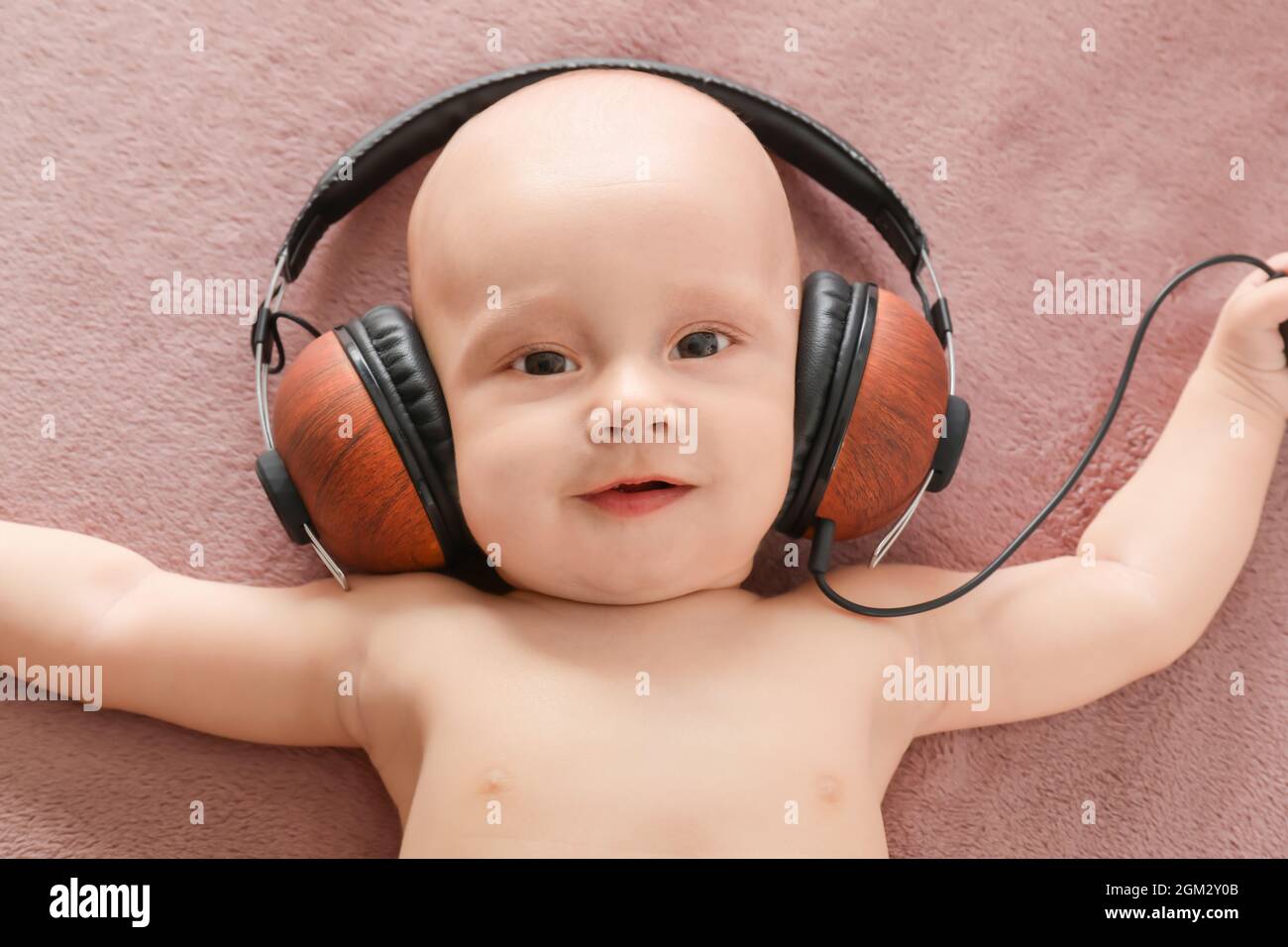 Mignon Bebe D Ecouter De La Musique Allongee Sur Plaid Photo Stock Alamy