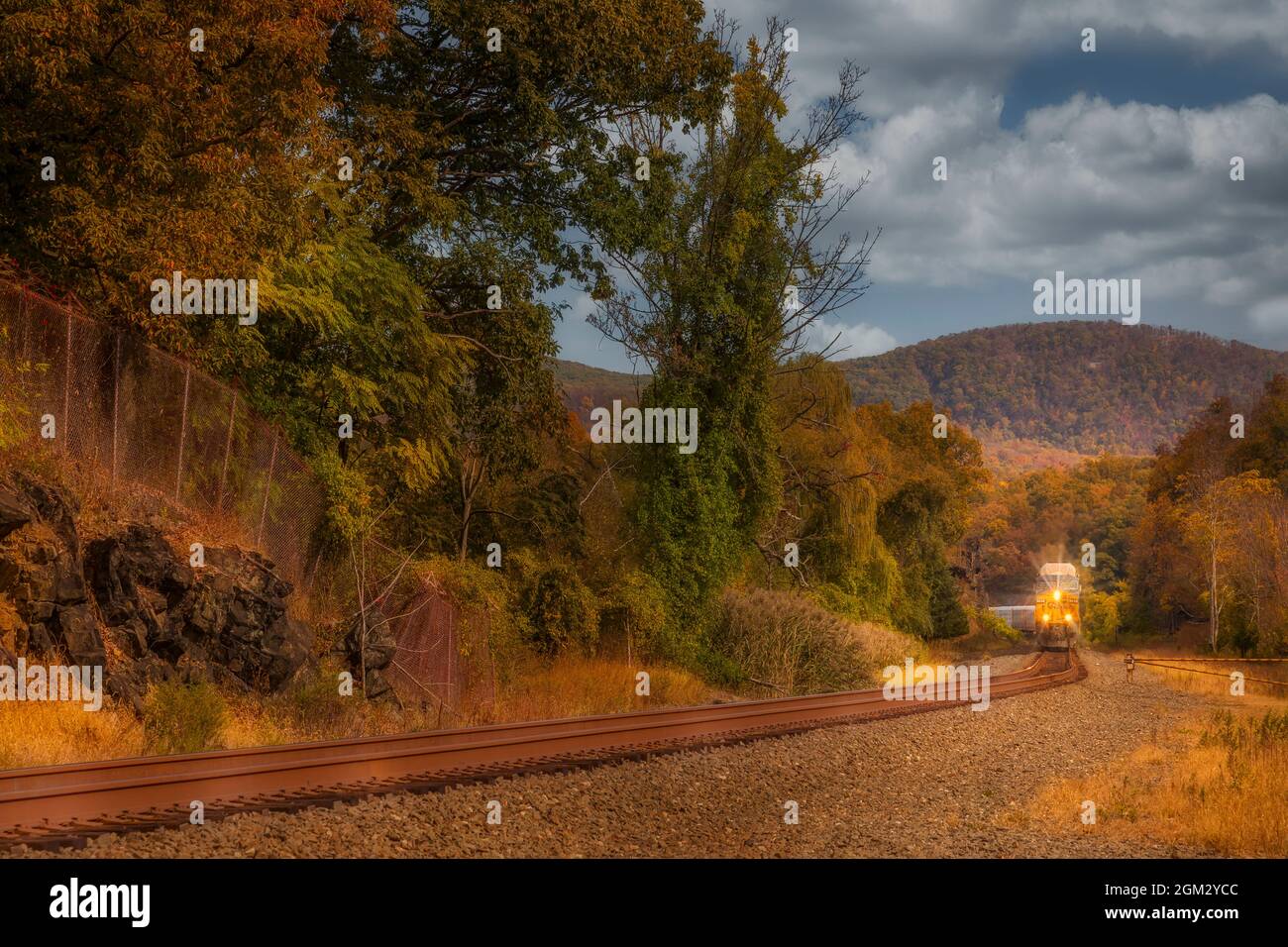 Tous à bord de Bear Mountain - vue sur le train CSX qui se déplace à côté du parc national de New York pendant l'automne. Cette image est également disponible en couleur Banque D'Images