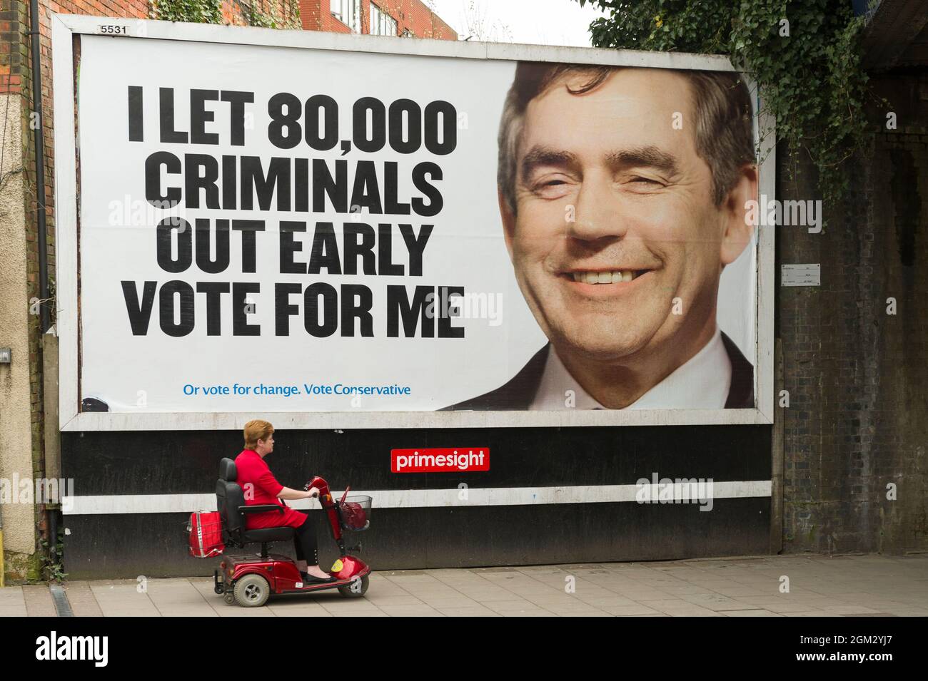 Affiche des élections générales du parti conservateur, avec une image du premier ministre travailliste Gordon Brown. New Bedford Road, Luton, Bedfordshire, Royaume-Uni. 9 avril 2010 Banque D'Images