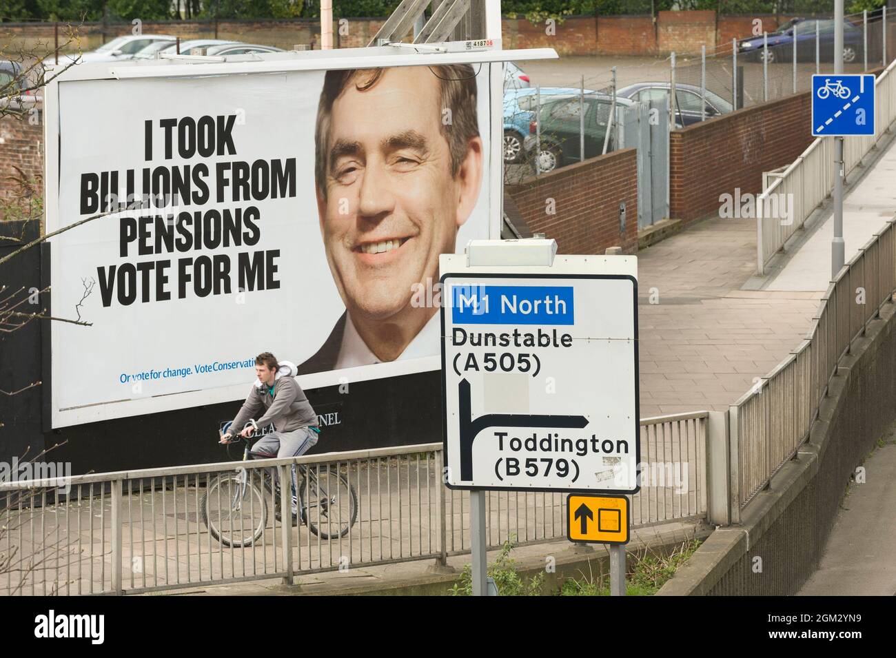 Affiche des élections générales du parti conservateur, avec une image du premier ministre travailliste Gordon Brown. New Bedford Road, Luton, Bedfordshire, Royaume-Uni. 9 avril 2010 Banque D'Images