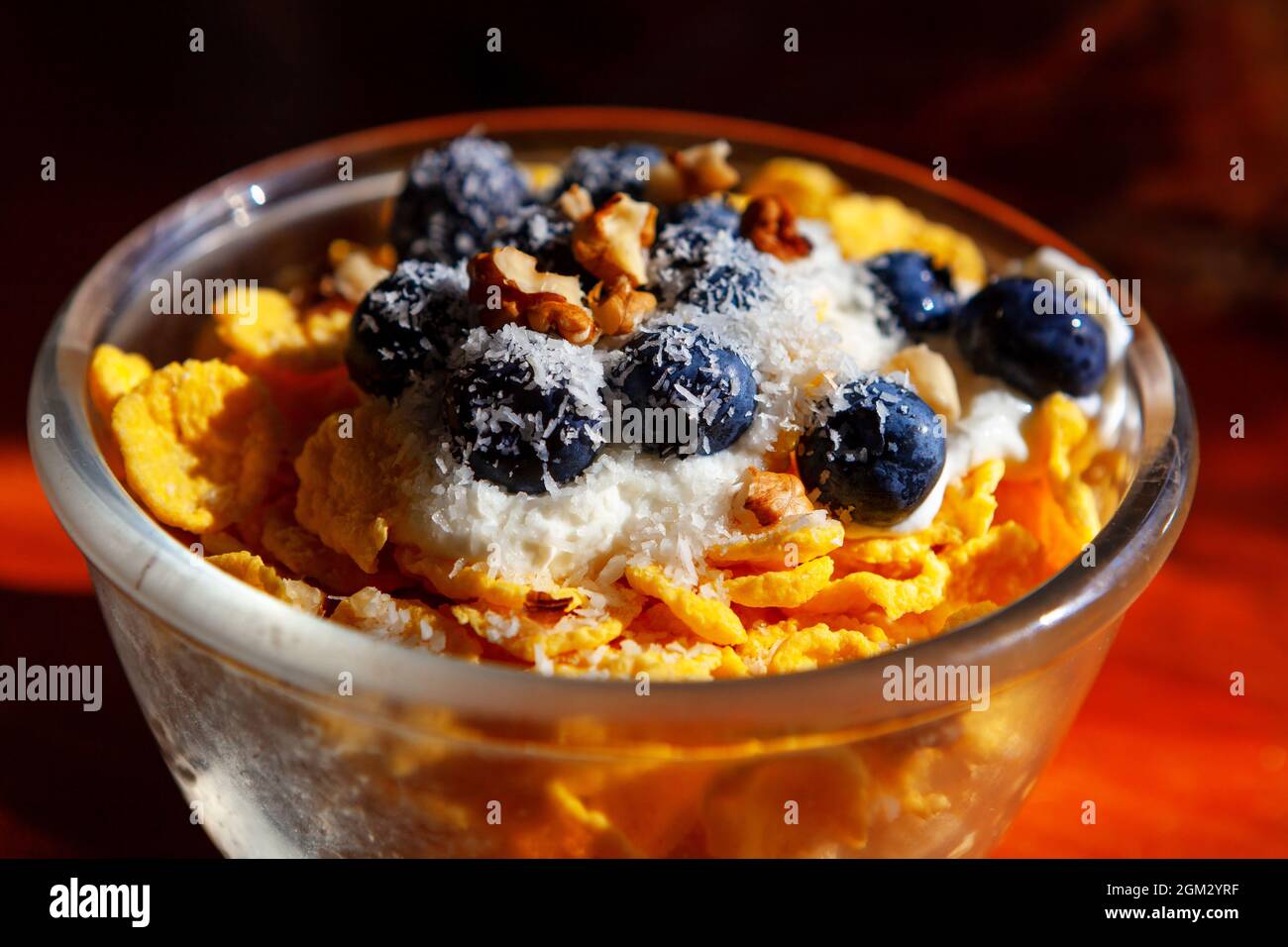 Cornflakes aux myrtilles , manger sainement pour le petit déjeuner Banque D'Images