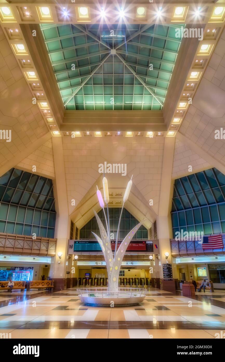Gare de Frank R. Lautenberg - vue intérieure sur la gare de Secaucus NJ Transit. Cette image est disponible en couleur ainsi qu'en noir et blanc Banque D'Images
