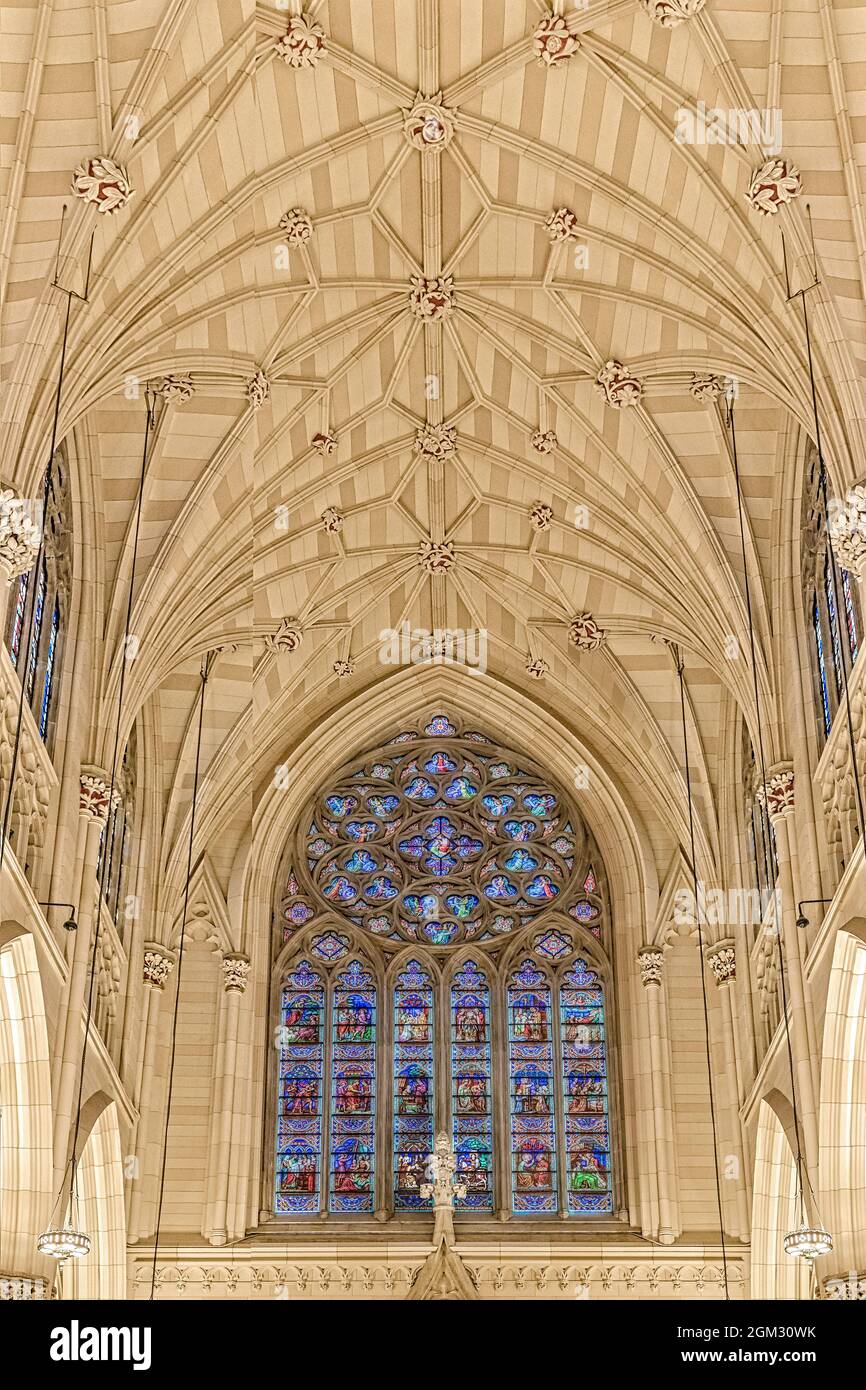 St Patrick's Rose Window - Cathédrale Saint Patrick de New York détails de l'architecture complexe et fenêtre de rose en vitraux à l'emblématique Banque D'Images