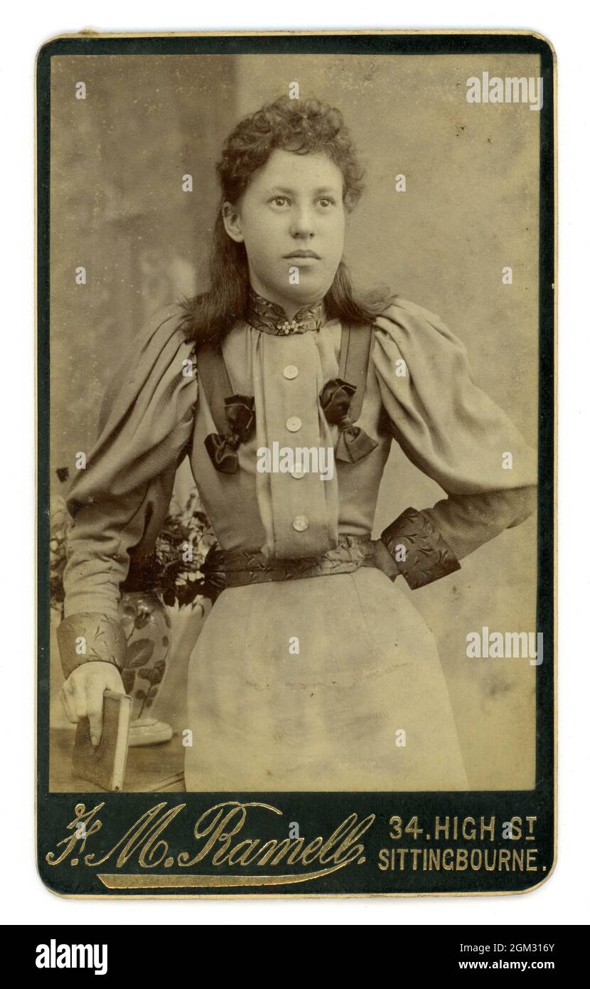 Original Victorian Era CDV (carte de visite) de jolie fille victorienne adolescente mixte portant une robe à manches lâches, fille victorienne. F M Ramell Sittingbourne, Kent vers 1898. Banque D'Images