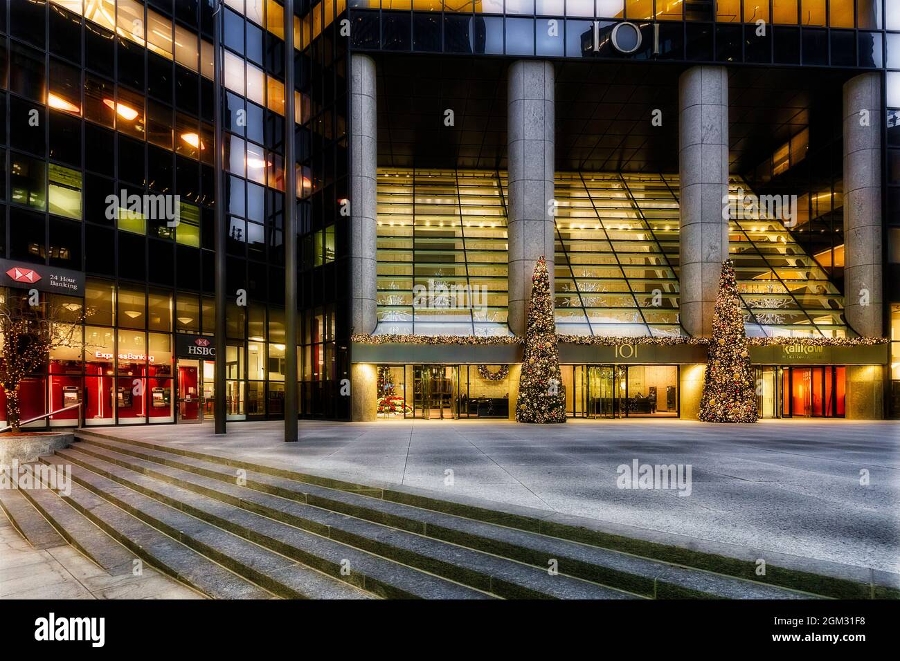 101 Park Ave New York City - façade du grand gratte-ciel du centre-ville de Manhattan à New York City (New York), New York (NY), tous habillés pour Noël. T Banque D'Images