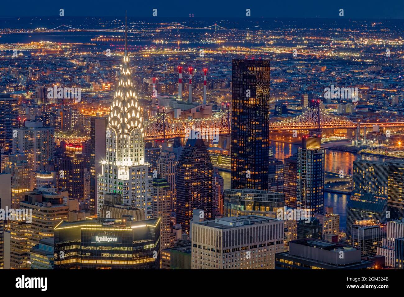 Chrysler Building NYC Twilight - vue supérieure sur l'horizon illuminé du centre-ville de Manhattan, y compris l'emblématique bâtiment art déco de Chrysler avec t Banque D'Images