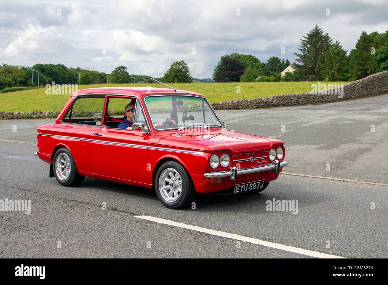 1971, 70s rouge Sunbeam Imp 876cc essence 2dr classique en route vers Leighton Hall Classic juillet car show Carnforth, Royaume-Uni Banque D'Images