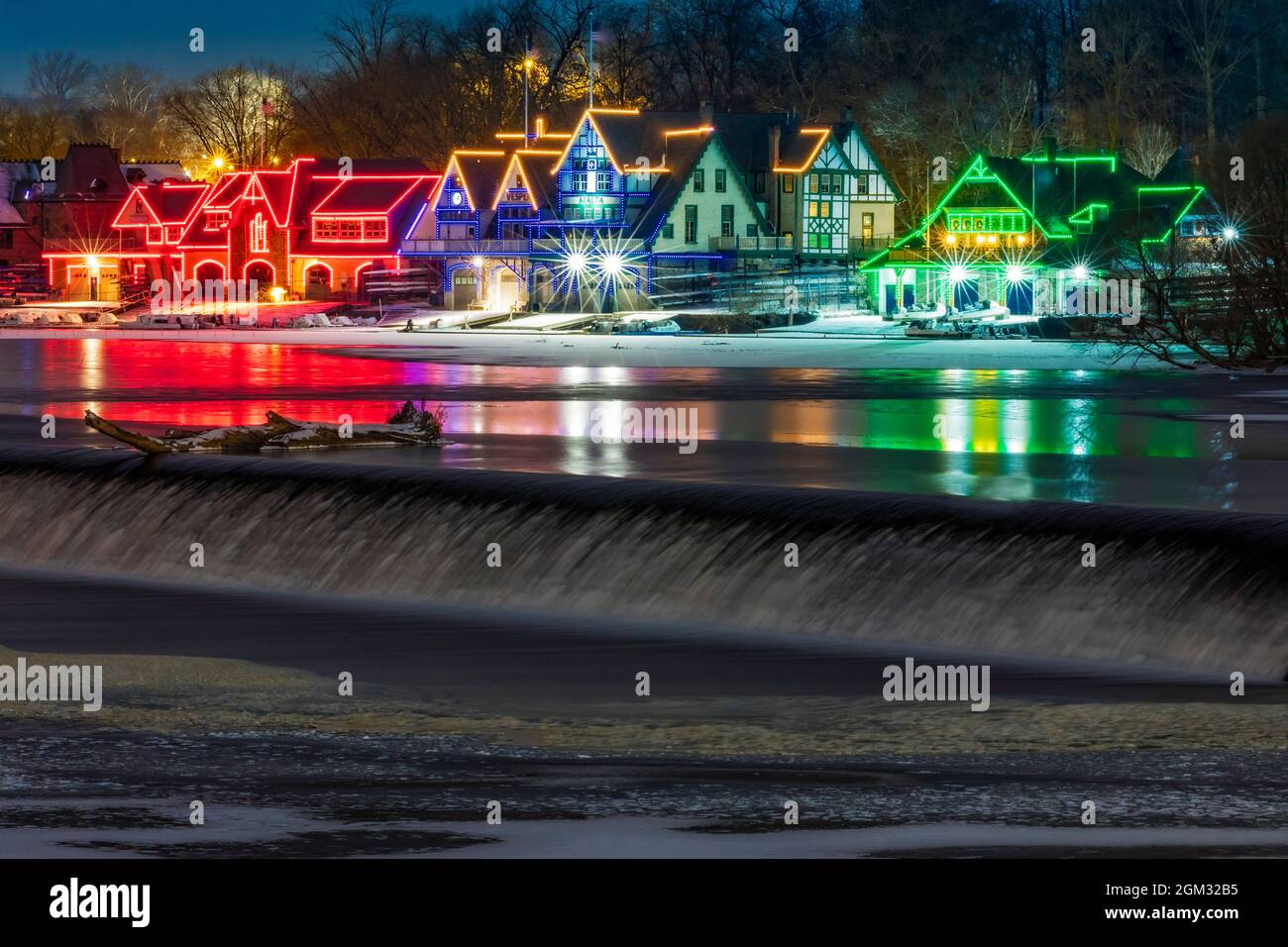 Boathouse Row PA - à Philadelphie, Pennsylvanie. Allumage des feux LED informatisé et décrire chacune des maisons de l Boathouse Row en couleurs de vacances Banque D'Images