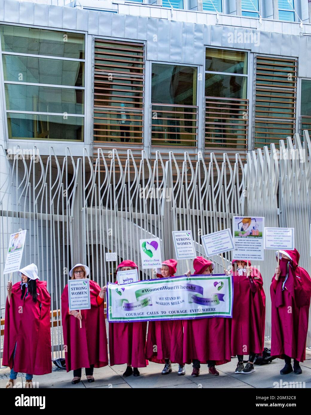 Édimbourg, Écosse, Royaume-Uni. 16 septembre 2021. EN PHOTO : les politiciens ont vu regarder les servidens protester contre la sécurité du couloir et les portes en fer du Parlement. Les servidens se réunissent à l'extérieur du Parlement où les membres de MSP qui se vident de la chambre peuvent voir les servidens protester. Le mouvement des femmes ne va pas Wheesht marche sur le Parlement écossais pour protester lors des questions du Premier ministre pour faire entendre Nicola Sturgeon leur voix sur les droits des femmes. Crédit : Colin Fisher/Alay Live News Banque D'Images