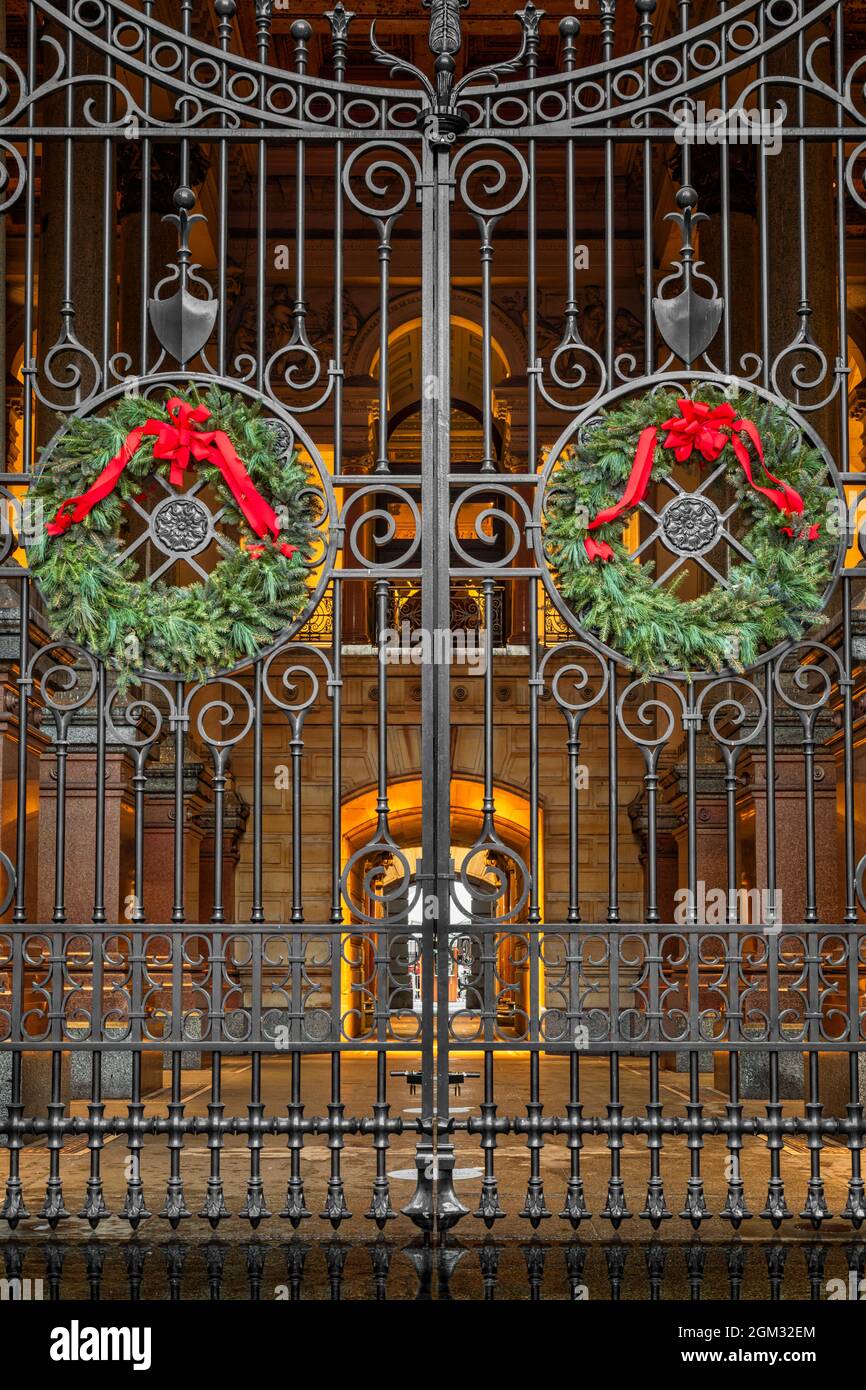 L'Hôtel de ville de Philadelphie - Noël des couronnes de Noël ornent les portes de fer à l'une des entrées de l'Hôtel de ville de Philadelphie en Pennsylvanie, au cours de l'Chri Banque D'Images