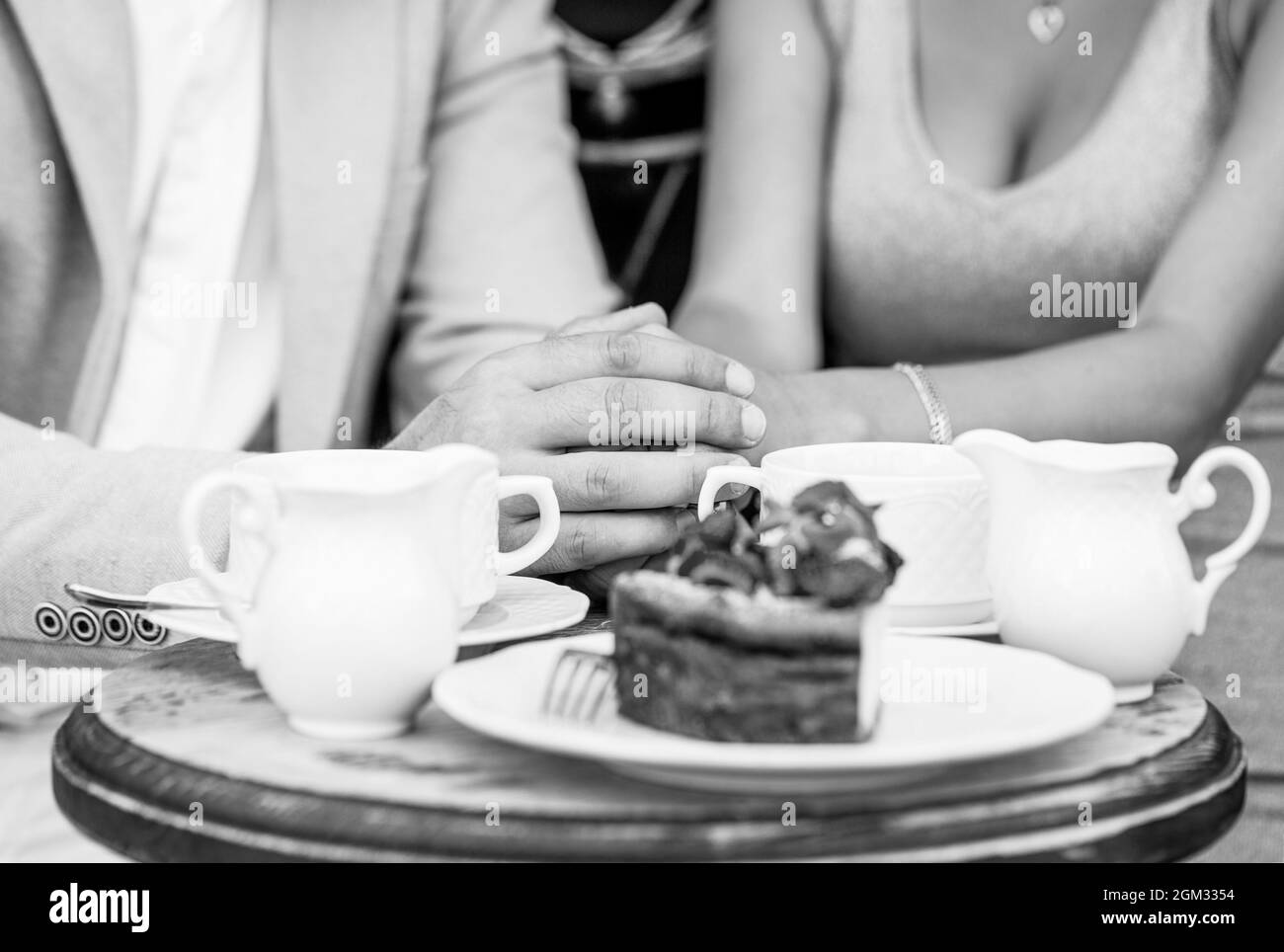 Boire du café. Couple romantique heureux assis dans un café buvant un café. Noir et blanc Banque D'Images