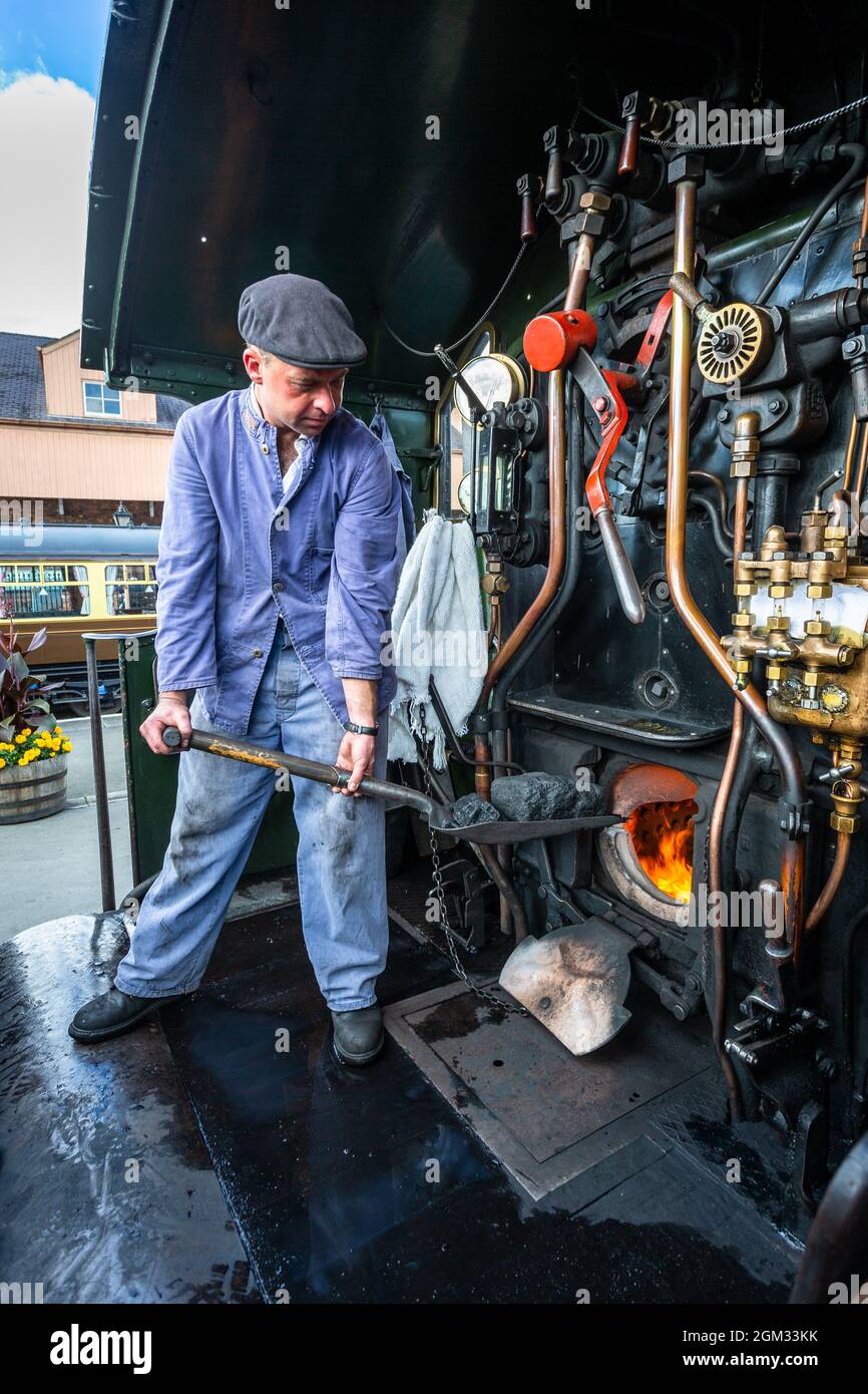 Kidderminster, Worcs, Royaume-Uni. 16 septembre 2021. Le conducteur de moteur Dave Ward a tendance à mettre le feu à son loco à vapeur à la gare de Severn Valley, Kidderminster, le jour de l'ouverture du Gala à vapeur d'automne du Severn Valley Railway, Kidderminster, Worcestershire. Dave Ward, bénévole SVR, est normalement vu conduire des trains CrossCountry dans son travail à temps plein. Le gala dure jusqu'au dimanche 19 septembre et comprend des lieux d'hôtes. Peter Lopeman/Alay Live News Banque D'Images