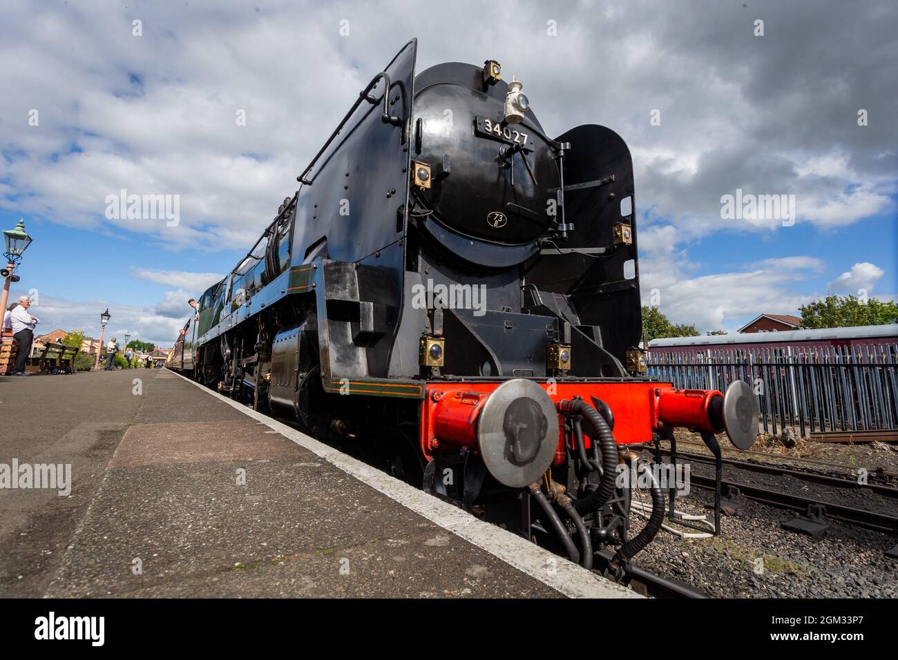 Kidderminster, Worcs, Royaume-Uni. 16 septembre 2021. Guest loco 34027 'Taw Valley' qui a été construit en 1946 présente une vue majestueuse en partant de la gare de Severn Valley, Kidderminster, le jour de l'ouverture du Gala à vapeur d'automne du Severn Valley Railway, Kidderminster, Worcestershire. Le gala dure jusqu'au dimanche 19 septembre et comprend des lieux d'hôtes. Peter Lopeman/Alay Live News Banque D'Images