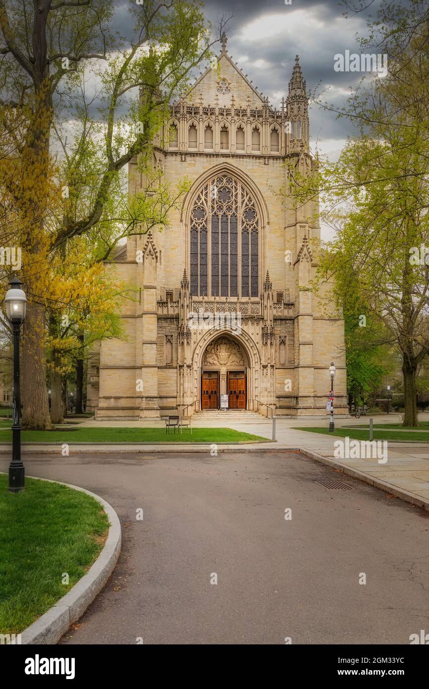 Princeton University Chapel II - vue extérieure de l'entrée de la chapelle de style gothique collégial. La cathédrale de type architectural s Banque D'Images