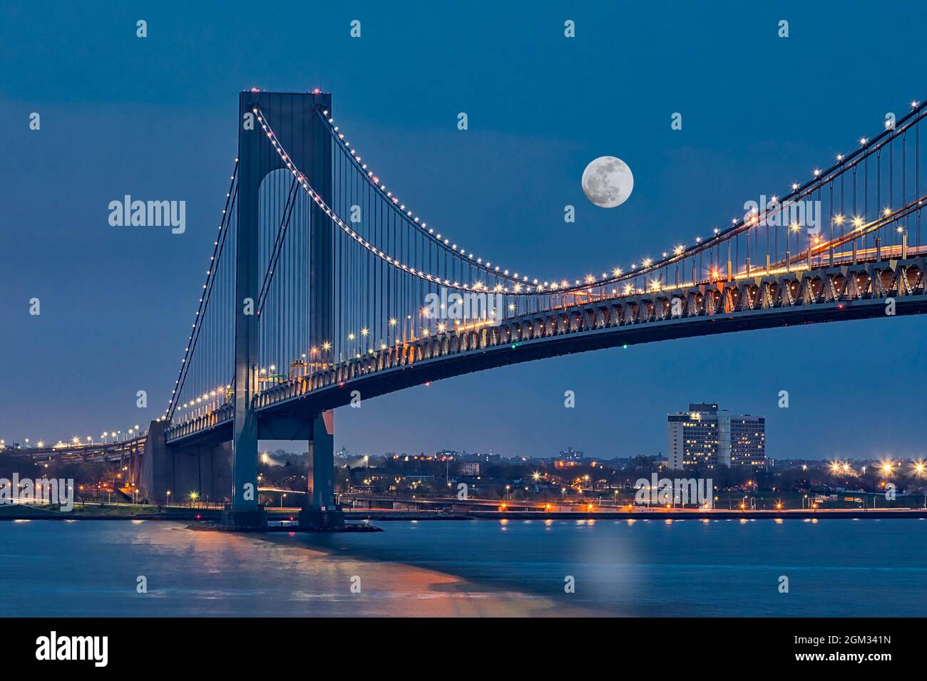 Verrazano Narrows Bridge Lune - Vue de Verrazano Narrows Bridge, le port de New York sous la pleine lune au cours de l'heure bleue au crépuscule. Le Verraza Banque D'Images