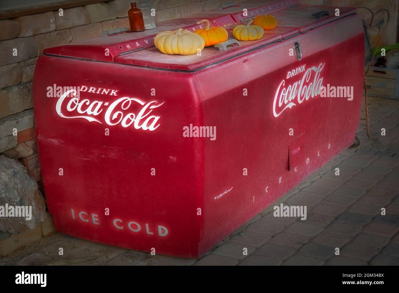 Coca-Cola glacé - Coca-Cola vintage et glacière trouvés à l'entrée d'un magasin général de ville fantôme rurale. Cette image est disponible en couleur, sel Banque D'Images