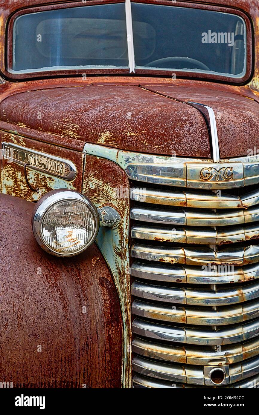 Camion GMC - la rouille et les textures colorées incarnent ce camion abandonné d'époque dans une ville fantôme rurale. Cette image est disponible en couleur et en bl Banque D'Images