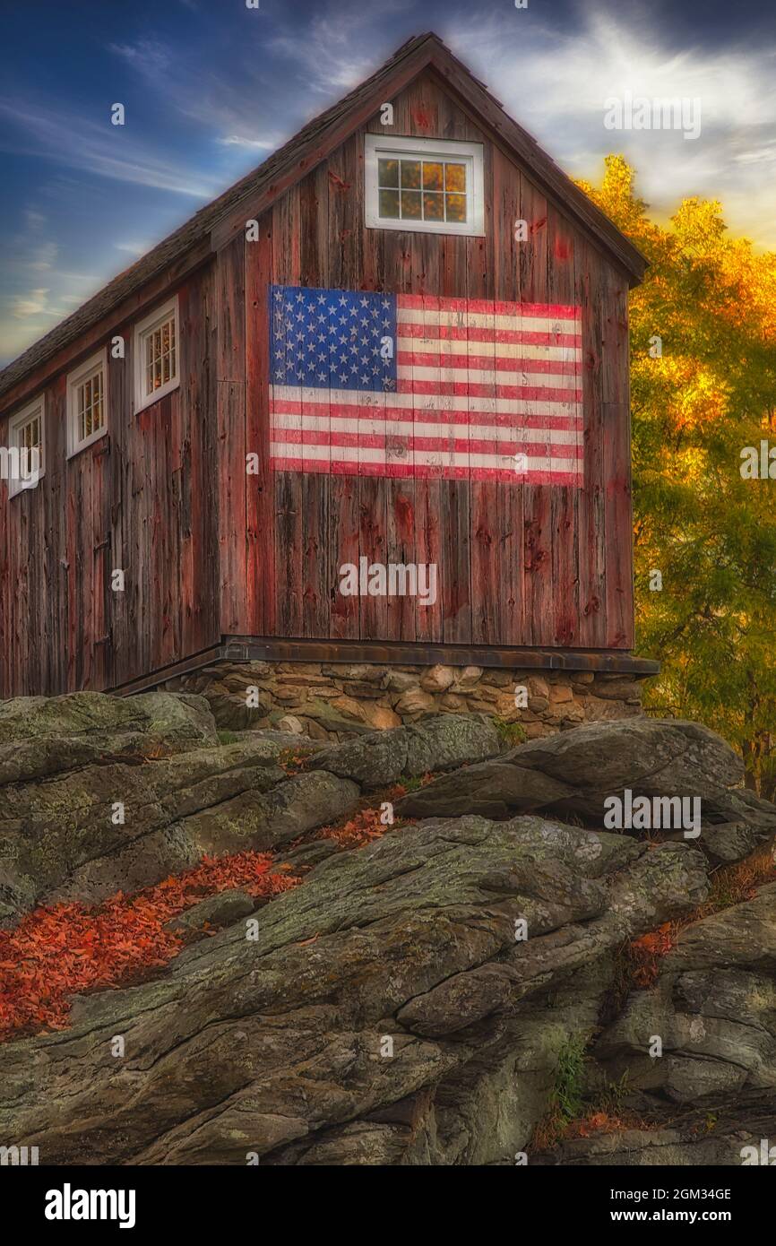 Barn rustique patriotique des États-Unis - cette grange rustique rouge s'élève sur le granit et affiche fièrement le drapeau des États-Unis d'Amérique. Il fait partie de ce que ma Banque D'Images