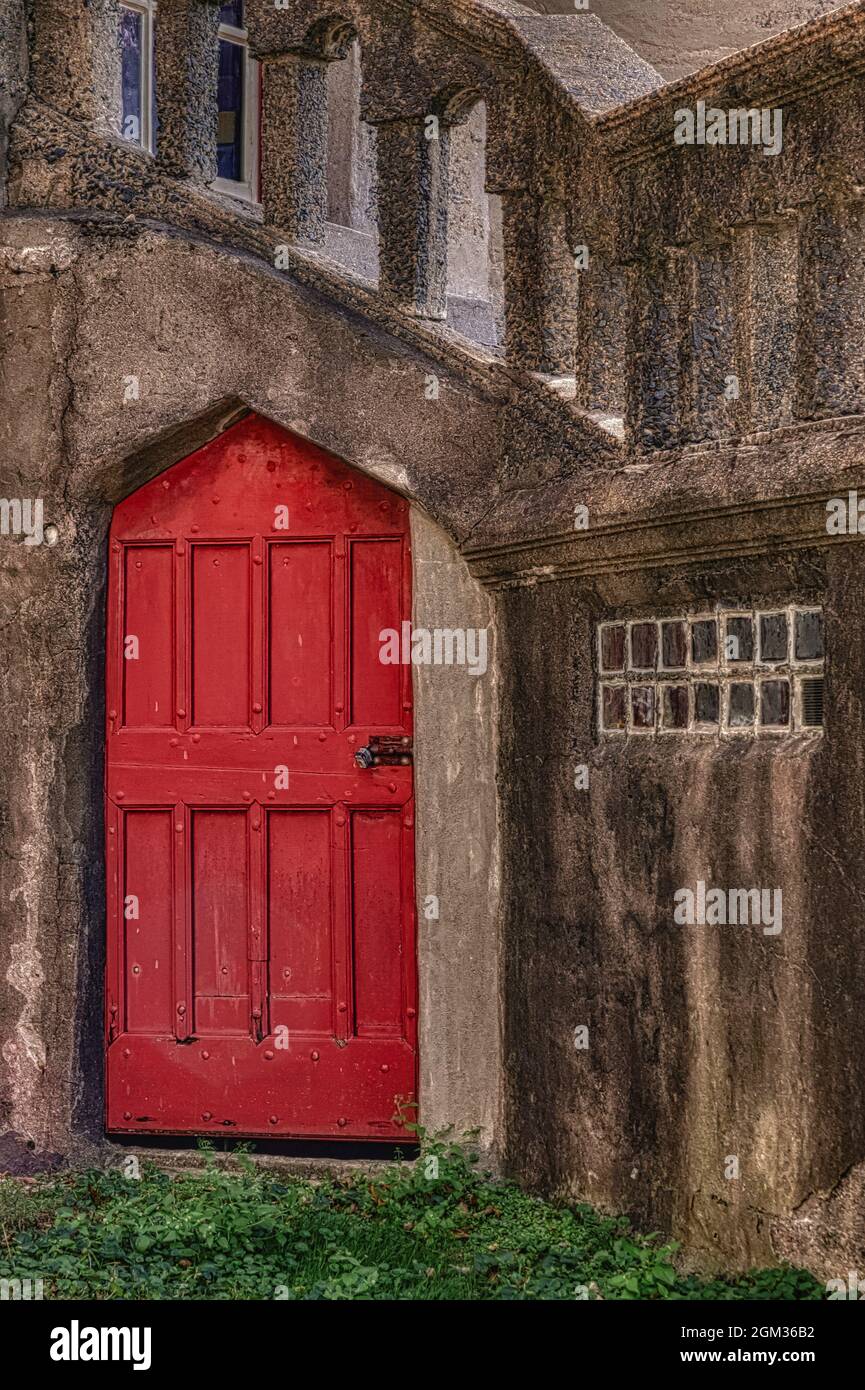 Red Door - porte rouge vibrante dans un Doysletown, à l'extérieur du château de Pennsylvanie. Cette image est également disponible en noir et blanc. Pour afficher des informations supplémentaires Banque D'Images