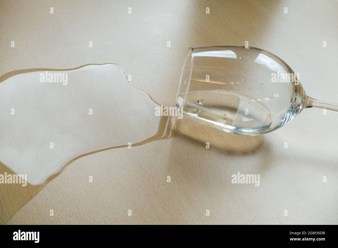 Verre à vin et liquide renversé Banque D'Images