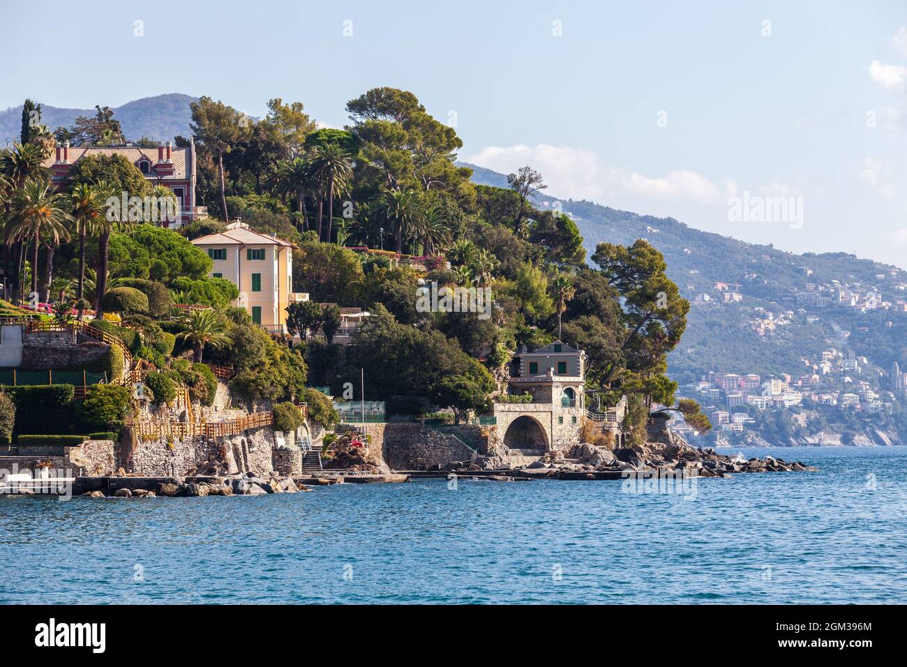 Panorama naturel de la mer méditerranée dans le nord de l'italie près de la ville de Rapallo. Littoral en bord de mer avec ancien mur de briques avec vue. Banque D'Images